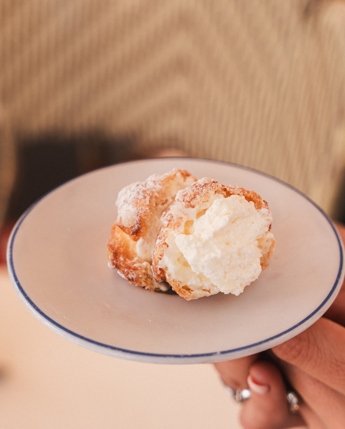 Chuket de crema de vainilla cortada por la mitad y presentada en un plato